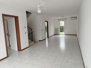 VILLA A SCHIERA CON 4 CAMERE