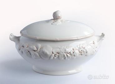 zuppiera in ceramica bianca con coperchio