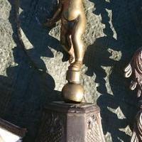 Putto in bronzo su una base decorata del '900