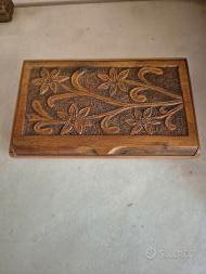 Scatola in legno intagliata a mano