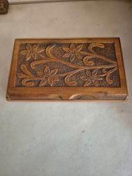 Scatola in legno intagliata a mano