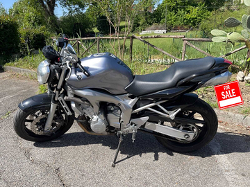 Moto Yamaha FZ6 naked