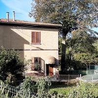 Villa immersa nei castagni della Toscana