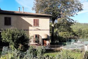 Villa immersa nei castagni della Toscana