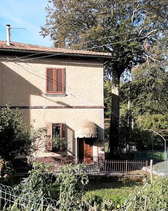 Villa immersa nei castagni della Toscana