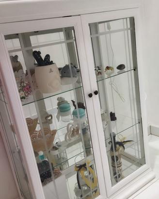 vetrinetta mensola e poltrona