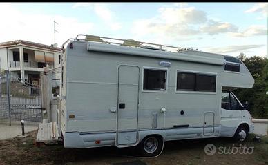 Camper mansardato Rimor 678 Ford - 7 posti letto