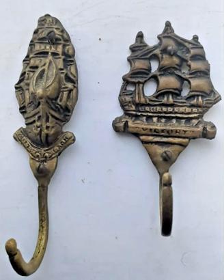 Set vintage in ottone di 2 ganci da parete a forma
