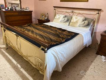 Letto in ferro battuto.