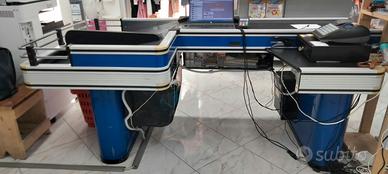 banco cassa e scaffalature  per negozio 