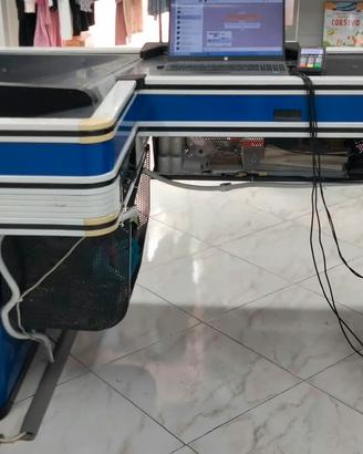 banco cassa e scaffalature  per negozio 