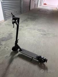 Monopattino Elettrico Xiaomi MI Scooter Essential