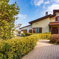 VILLA LIBERA SU TRE LATI CON VISTA PANORAMICA