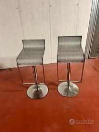 Sgabelli con alzata in stile moderno