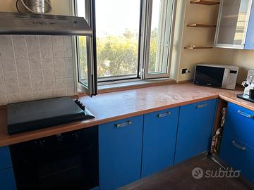 Cucina completa di piano cottura,forni e frigo