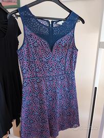abito blu con bordi in rosso e trasparenze