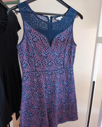 abito blu con bordi in rosso e trasparenze