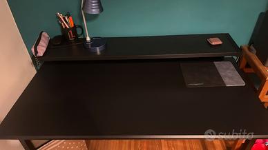 Scrivania nera IKEA con mensolina