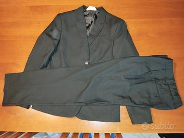 Completo nero elegante ragazzo 