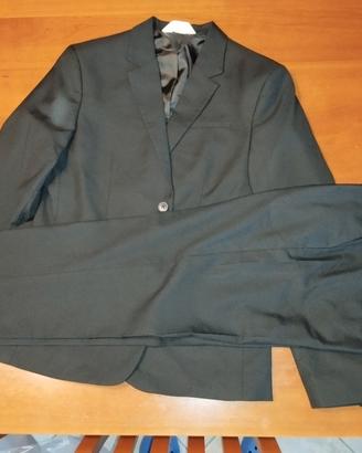 Completo nero elegante ragazzo 