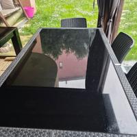 tavolo da esterno in vetro e rattan