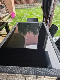 tavolo da esterno in vetro e rattan