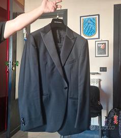 Vestito da uomo nero