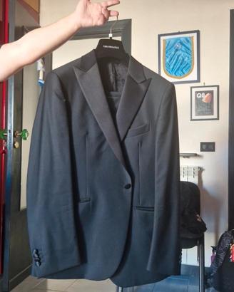 Vestito da uomo nero