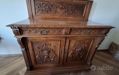 CREDENZA IN NOCE FINEMENTE INTAGLIATA