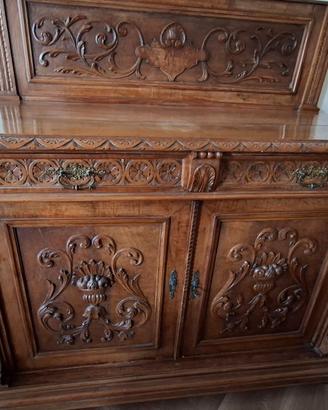 CREDENZA IN NOCE FINEMENTE INTAGLIATA