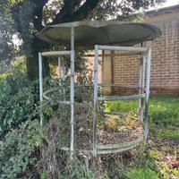 Mangiatoia circolare per rotoballe di fieno