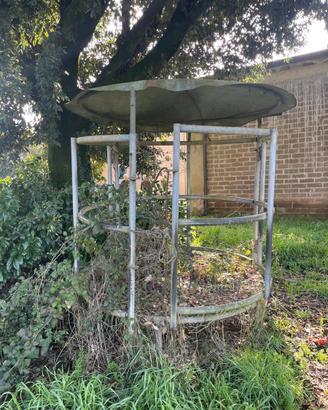 Mangiatoia circolare per rotoballe di fieno