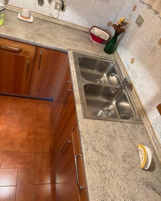Cucina completa con possibile frigo e stufa gas