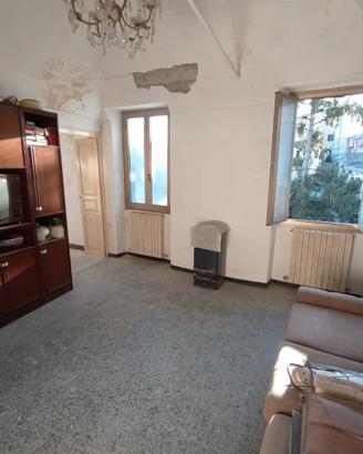 Alloggio autonomo in paese con grande cantina