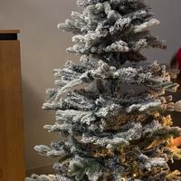 Albero di natale innevato