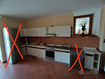 Cucina con gas e forno funzionanti