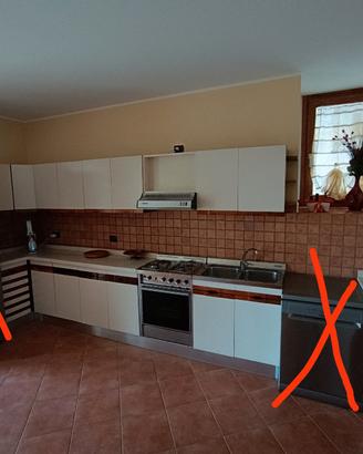 Cucina con gas e forno funzionanti
