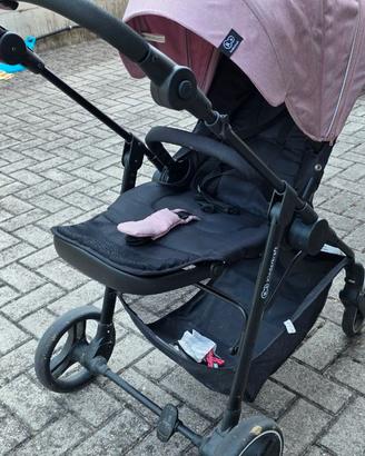 Passeggino Kinderkraft fronte strada e contrario