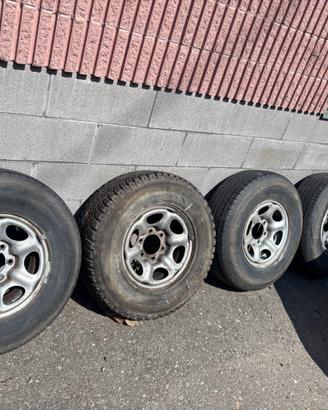 Gomme + pompa nuove Nissan Terrano