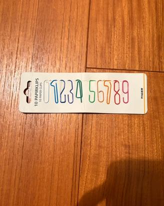 Set di graffette colorate a forma di numeri