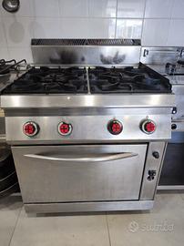 cucina industriale con forno a gas