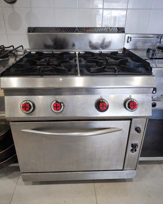 cucina industriale con forno a gas