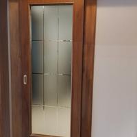 porta scorrevole in legno e vetro 