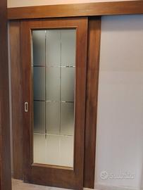 porta scorrevole in legno e vetro 