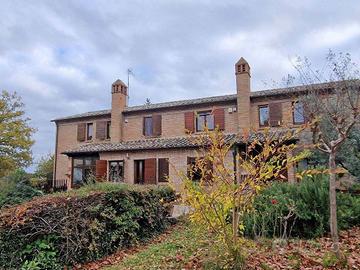 Rustico / Casale di 630 m² con più di 5 locali e b