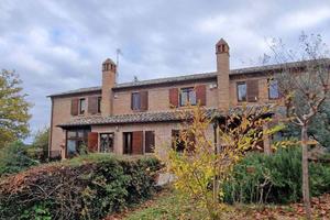 Rustico / Casale di 630 m² con più di 5 locali e b
