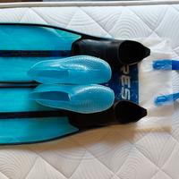 Scarpe da scoglio, pinne e maschera bimbi.