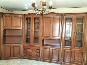 Mobile soggiorno classico in legno e lampadario