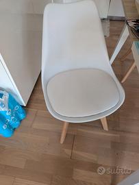 Sedie con gambe in legno e cuscino in similpelle