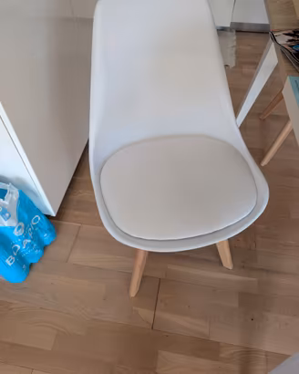 Sedie con gambe in legno e cuscino in similpelle